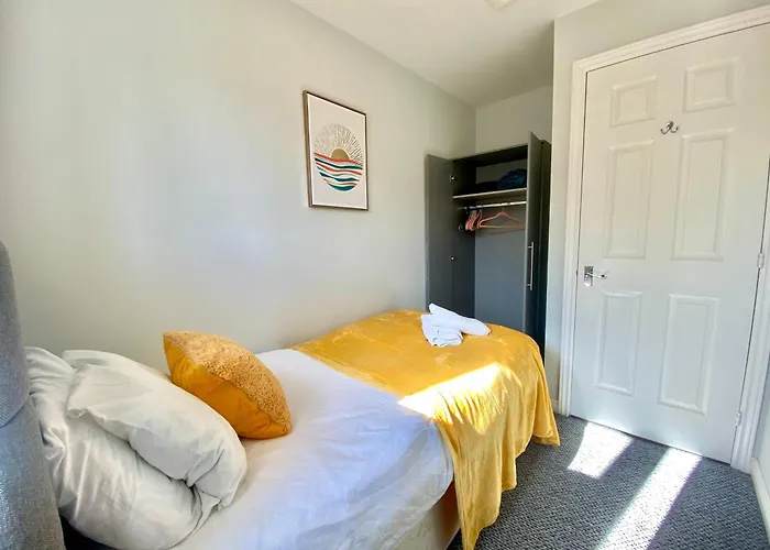Free Private Parking! Oakley House And Garden! Fully Equipped 4 Comfy Beds