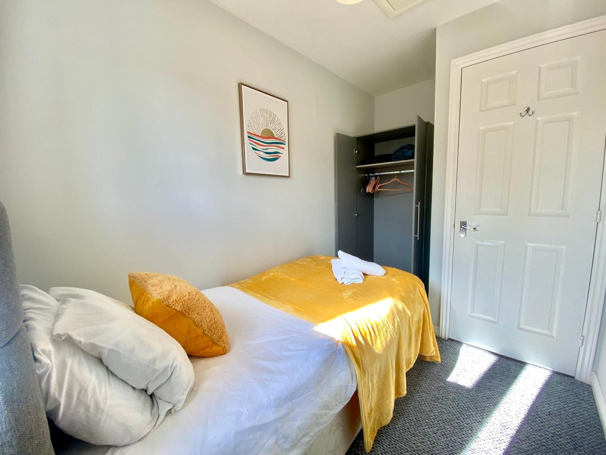 Free Private Parking! Oakley House And Garden! Fully Equipped 4 Comfy Beds Сasa de vacaciones