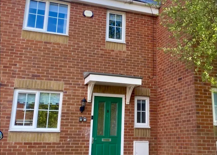 Free Private Parking! Oakley House And Garden! Fully Equipped 4 Comfy Beds