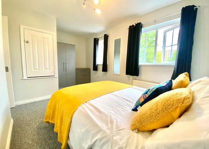 Free Private Parking! Oakley House And Garden! Fully Equipped 4 Comfy Beds