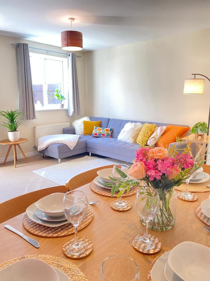 Free Private Parking! Oakley House And Garden! Fully Equipped 4 Comfy Beds Corby