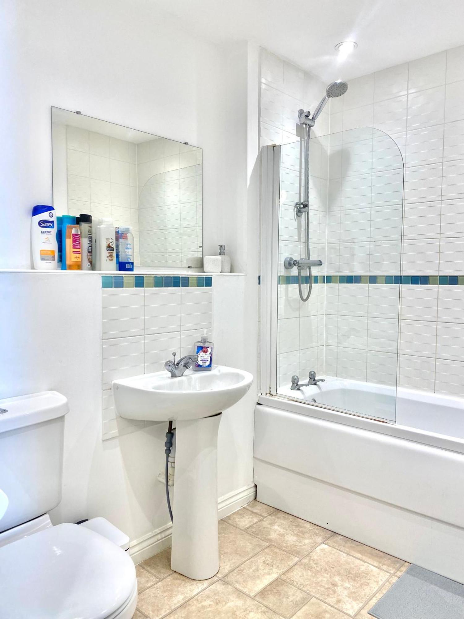 Free Private Parking! Oakley House And Garden! Fully Equipped 4 Comfy Beds Holiday home