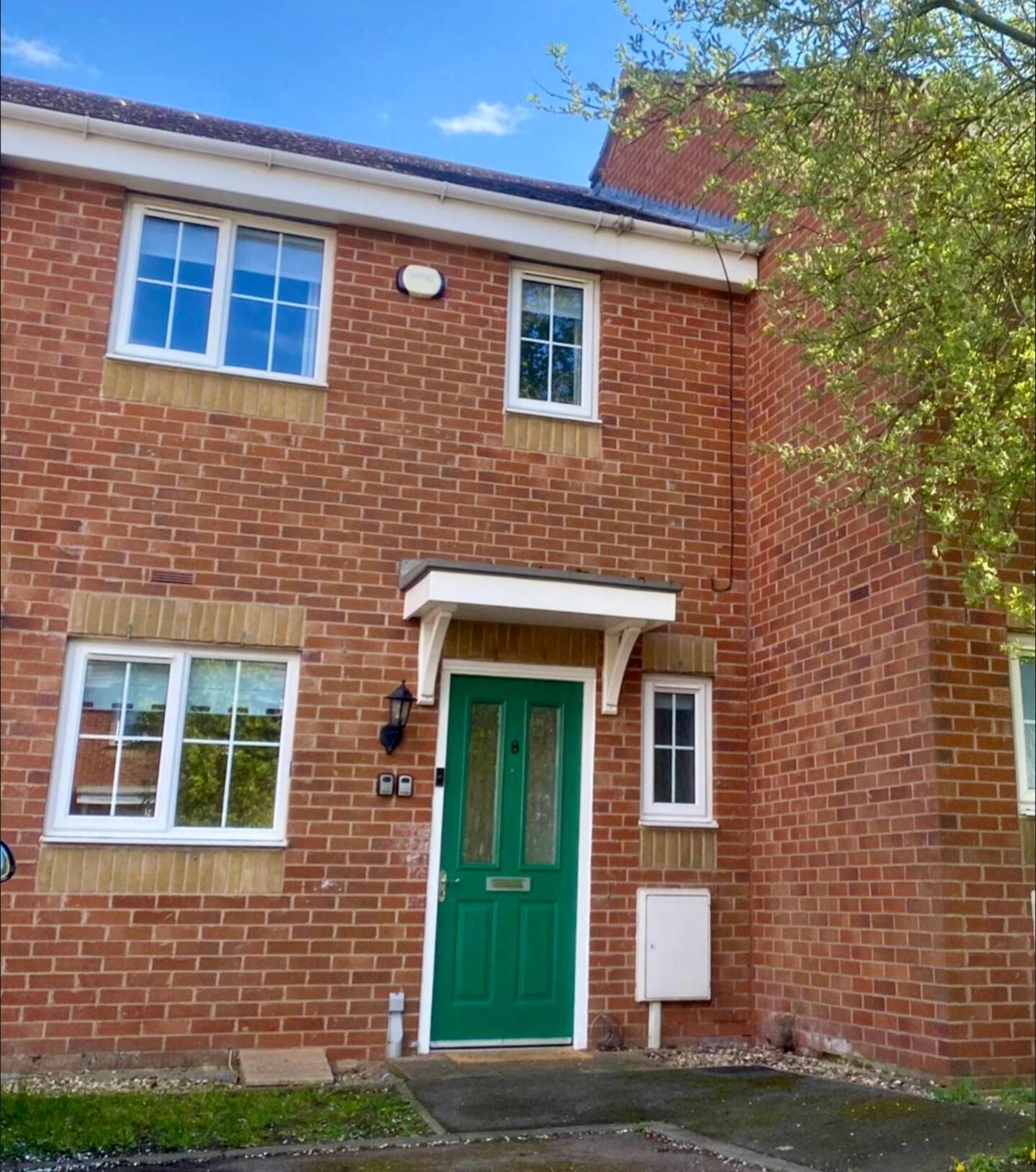 Free Private Parking! Oakley House And Garden! Fully Equipped 4 Comfy Beds Holiday home