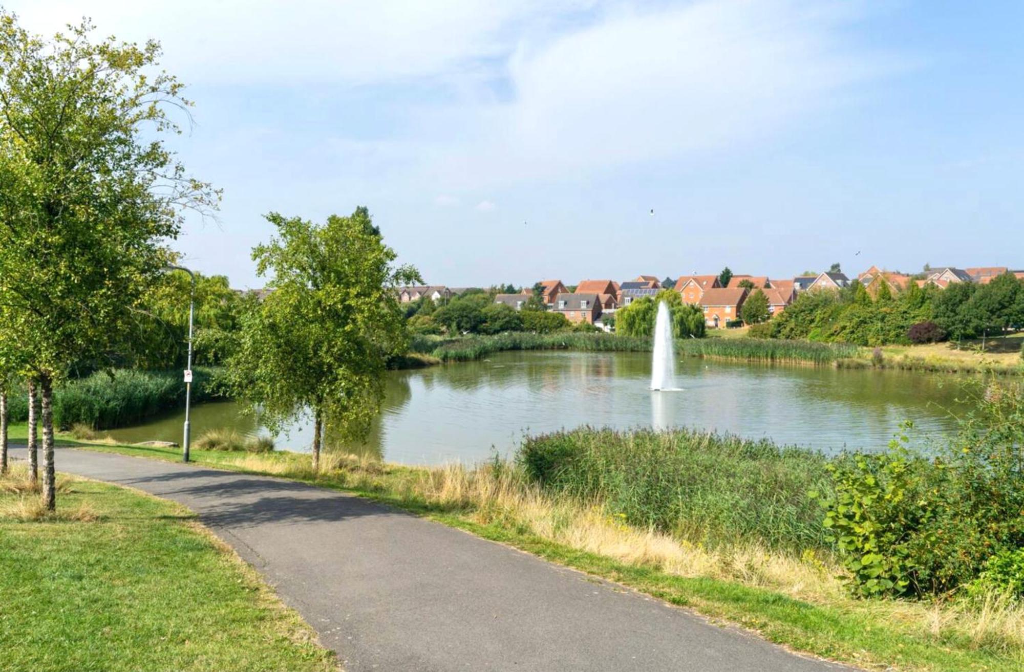 Free Private Parking! Oakley House And Garden! Fully Equipped 4 Comfy Beds * Corby