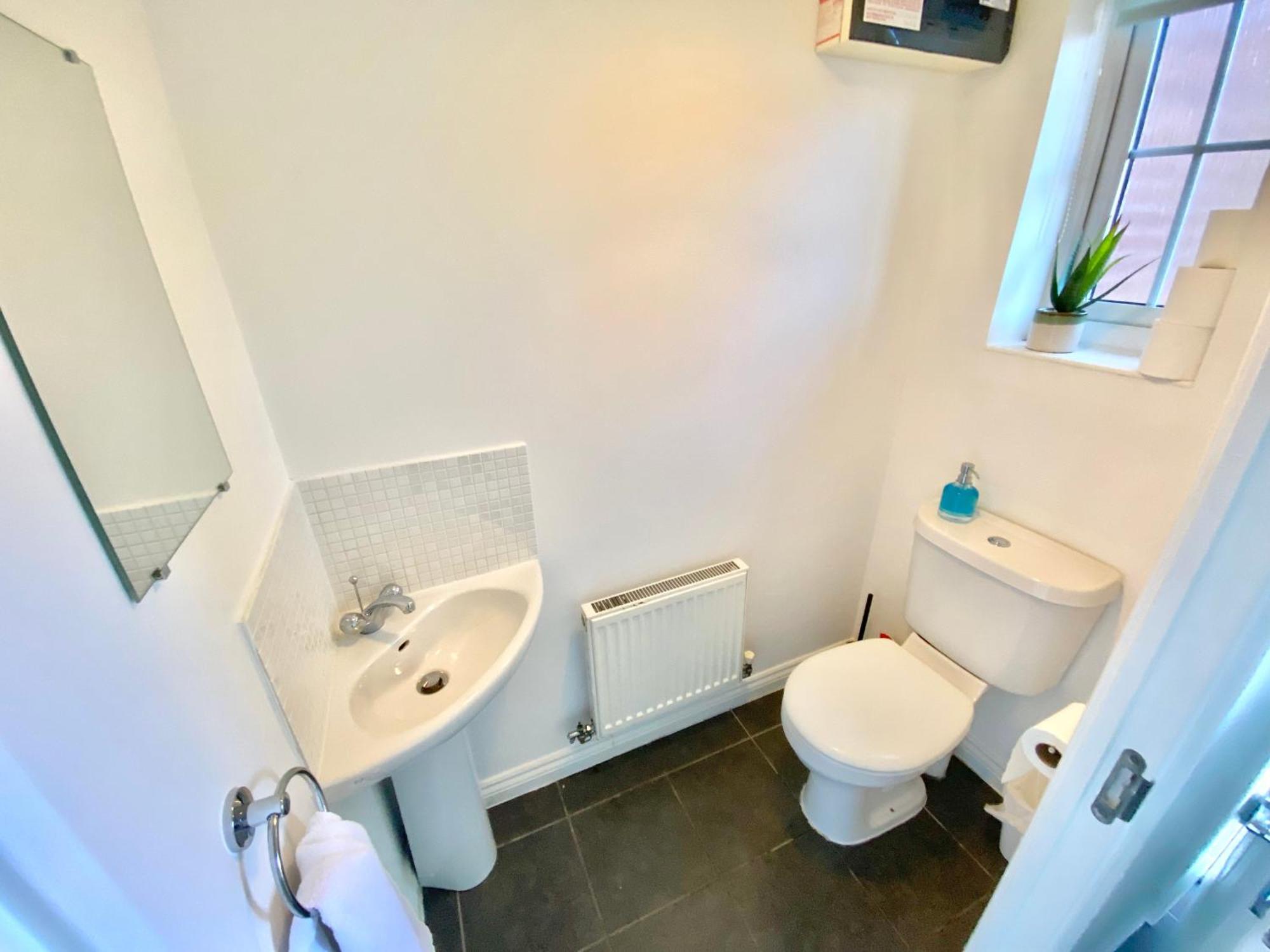 Free Private Parking! Oakley House And Garden! Fully Equipped 4 Comfy Beds * Corby