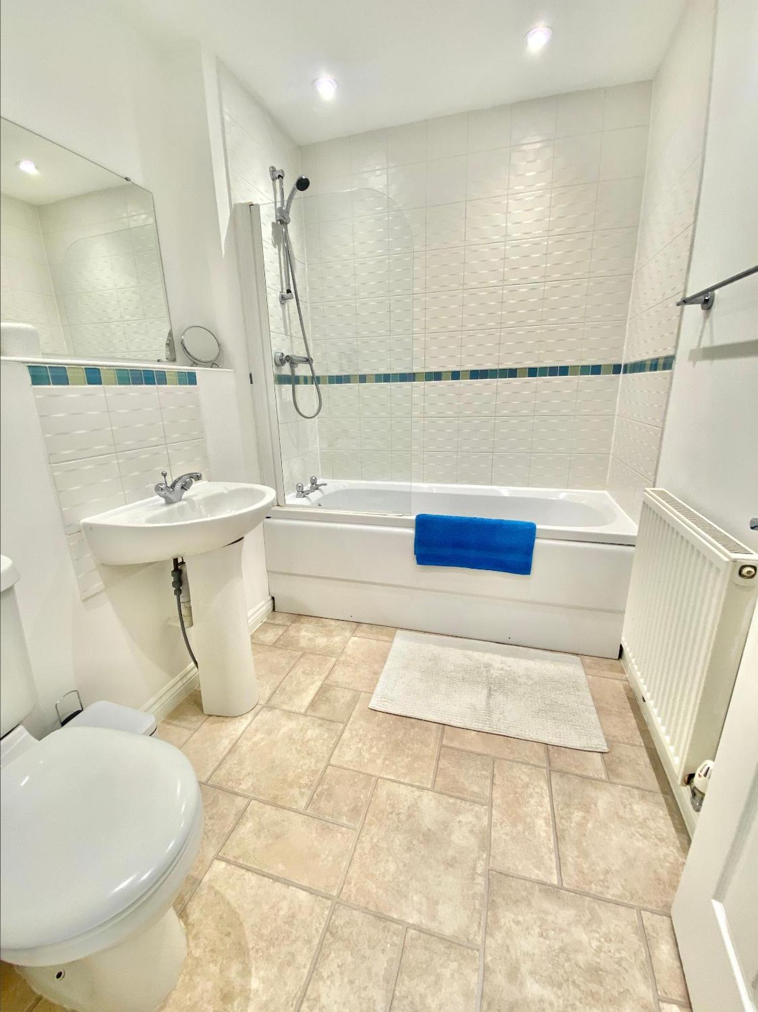 Free Private Parking! Oakley House And Garden! Fully Equipped 4 Comfy Beds Corby
