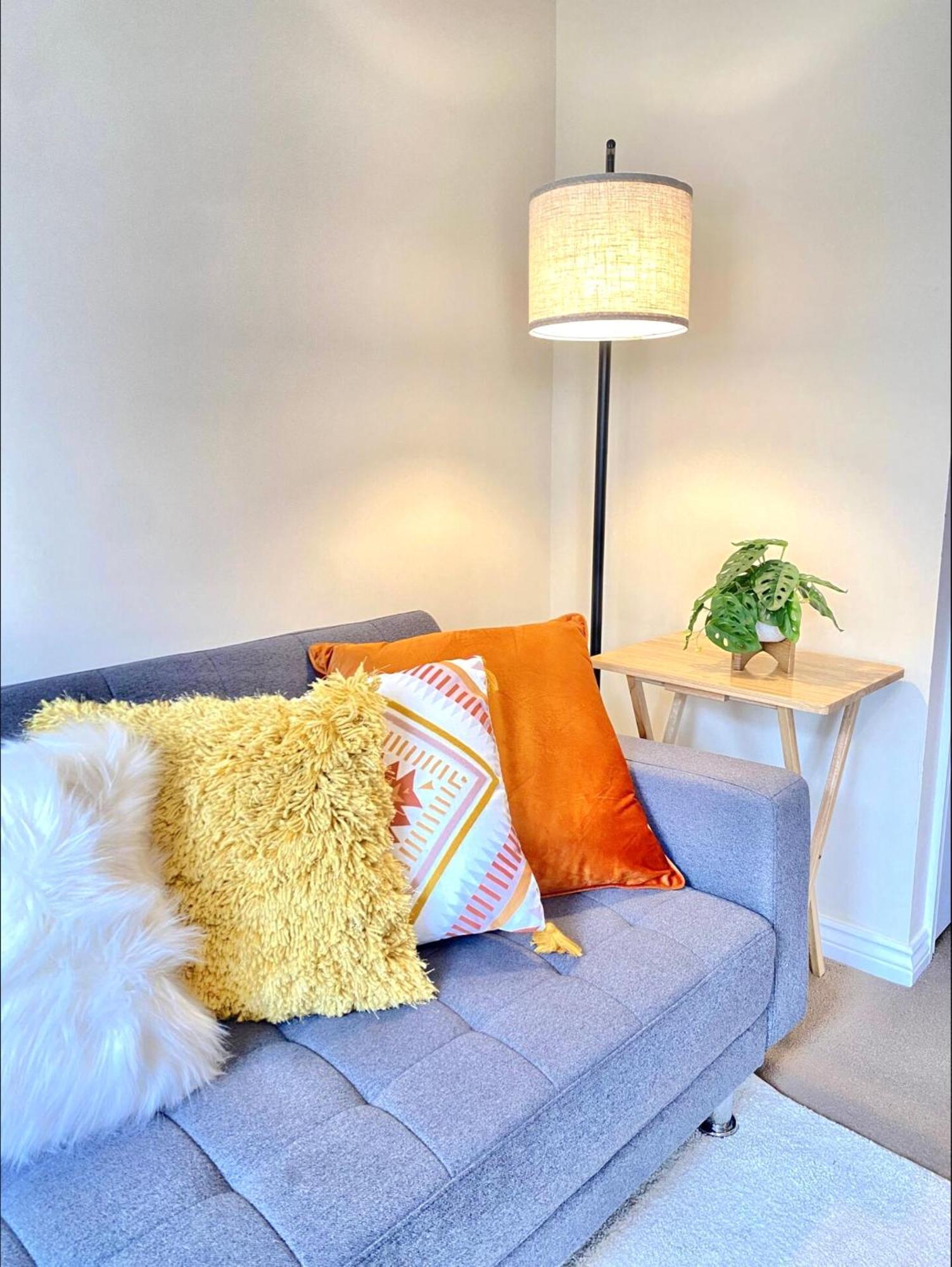 Free Private Parking! Oakley House And Garden! Fully Equipped 4 Comfy Beds Holiday home