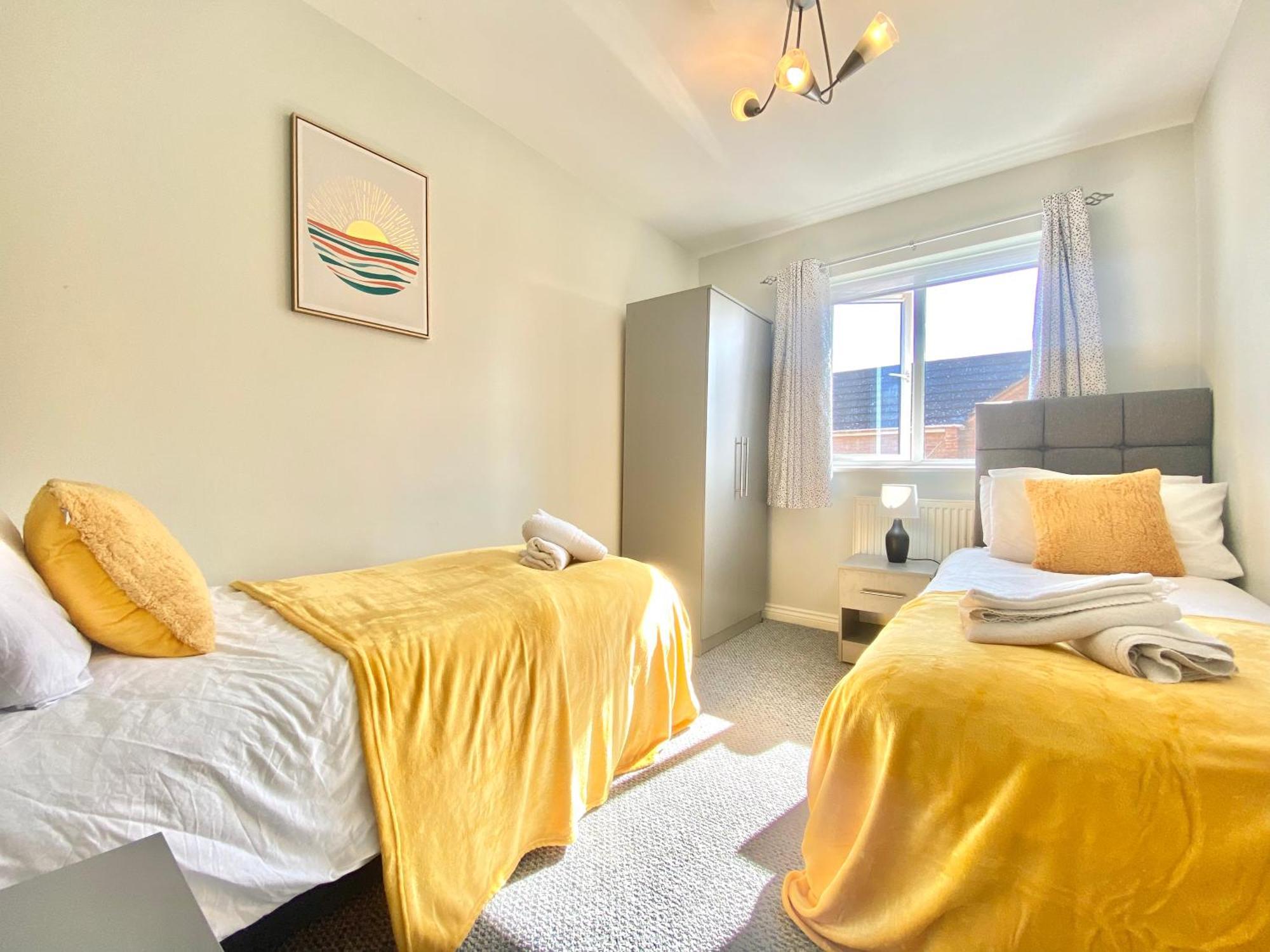 Holiday home Free Private Parking! Oakley House And Garden! Fully Equipped 4 Comfy Beds *