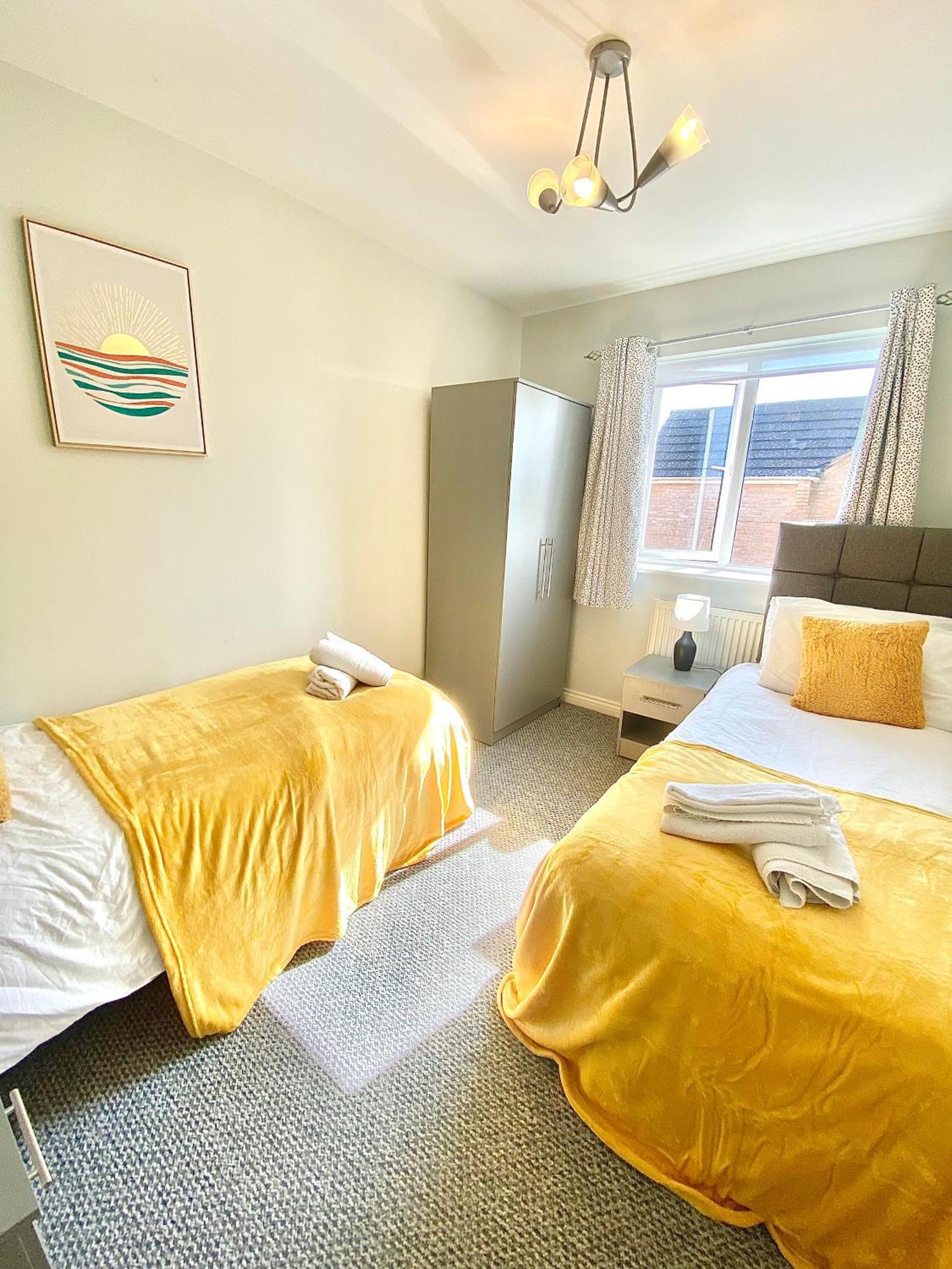 Holiday home Free Private Parking! Oakley House And Garden! Fully Equipped 4 Comfy Beds *
