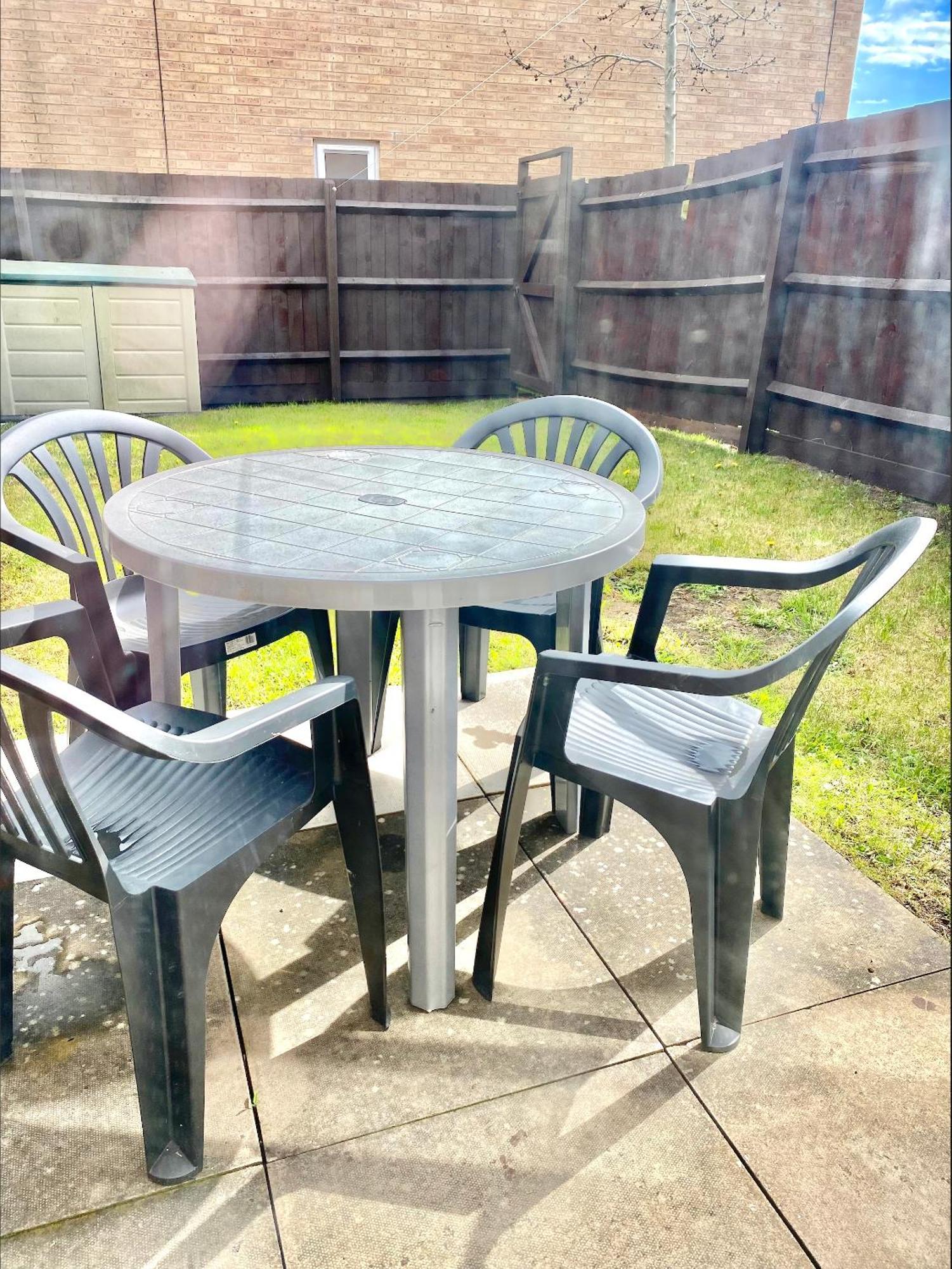 Free Private Parking! Oakley House And Garden! Fully Equipped 4 Comfy Beds Holiday home Corby