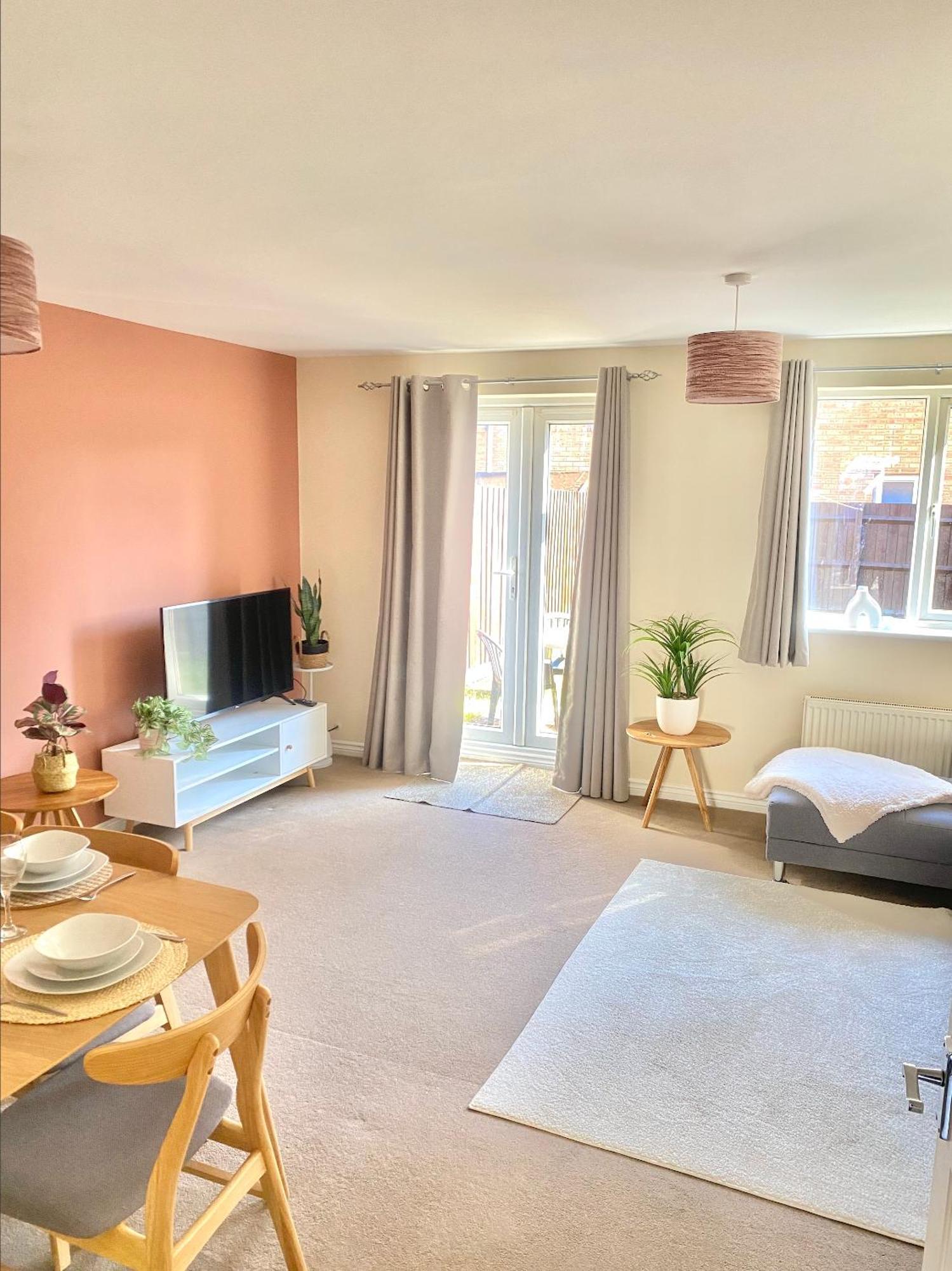 Free Private Parking! Oakley House And Garden! Fully Equipped 4 Comfy Beds Corby