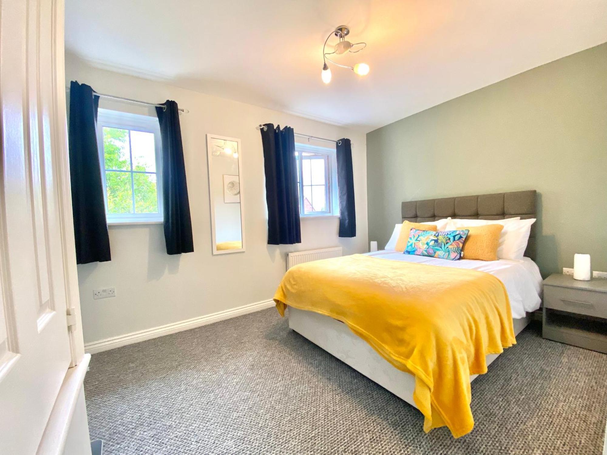 Free Private Parking! Oakley House And Garden! Fully Equipped 4 Comfy Beds *