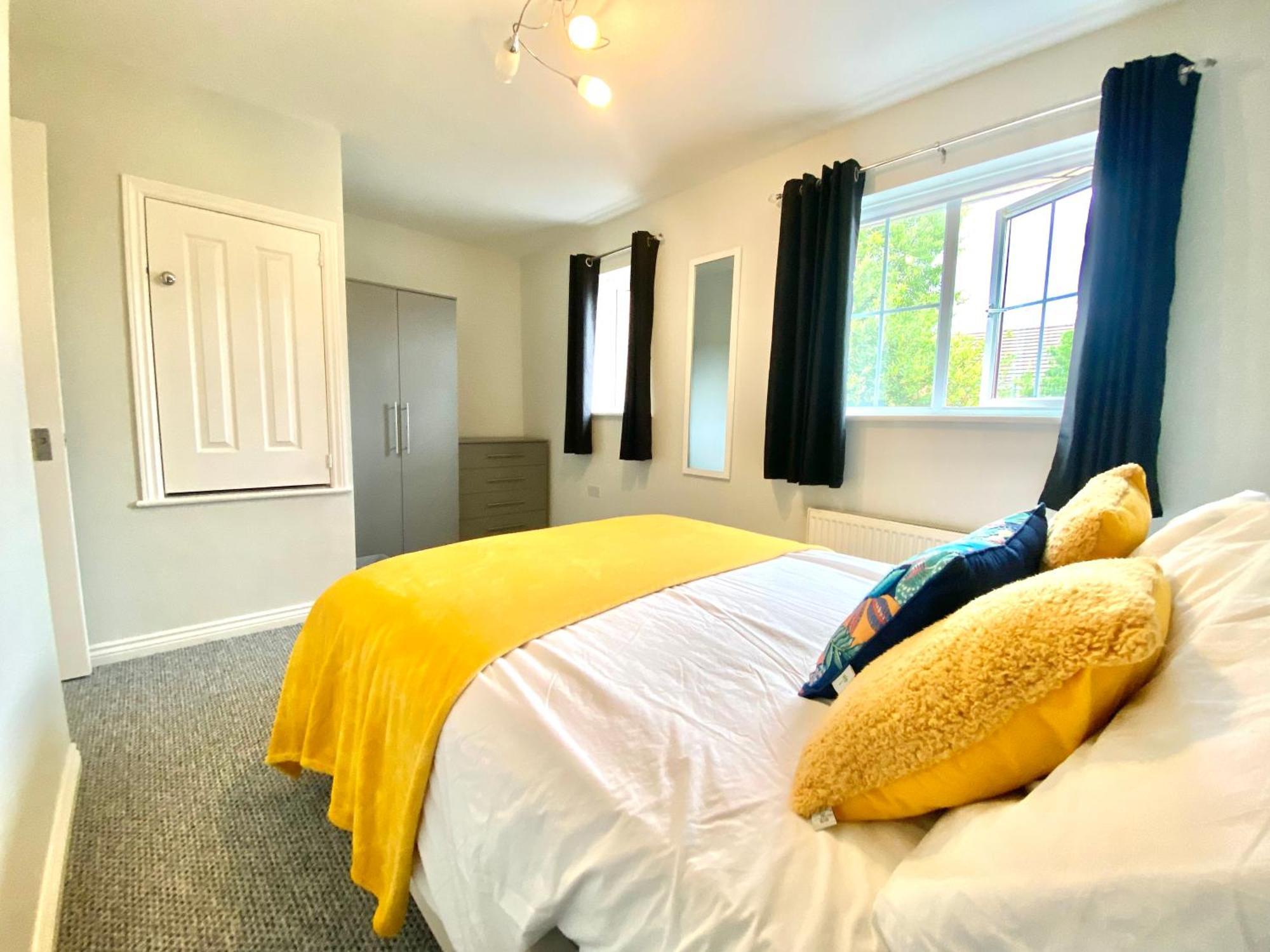 Free Private Parking! Oakley House And Garden! Fully Equipped 4 Comfy Beds Holiday home *