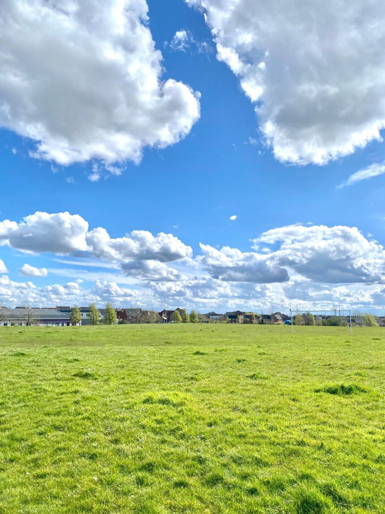 Free Private Parking! Oakley House And Garden! Fully Equipped 4 Comfy Beds Corby