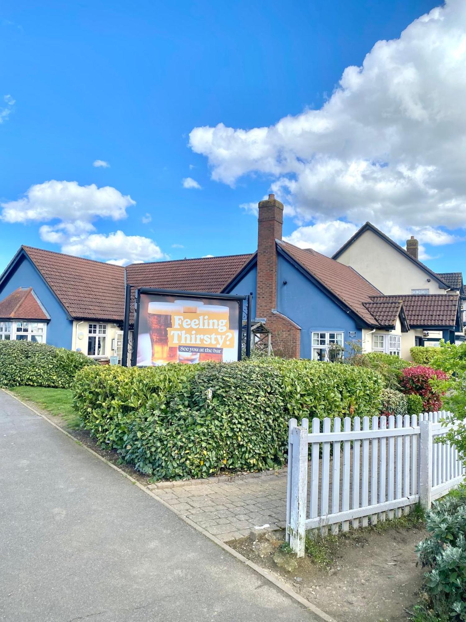Free Private Parking! Oakley House And Garden! Fully Equipped 4 Comfy Beds