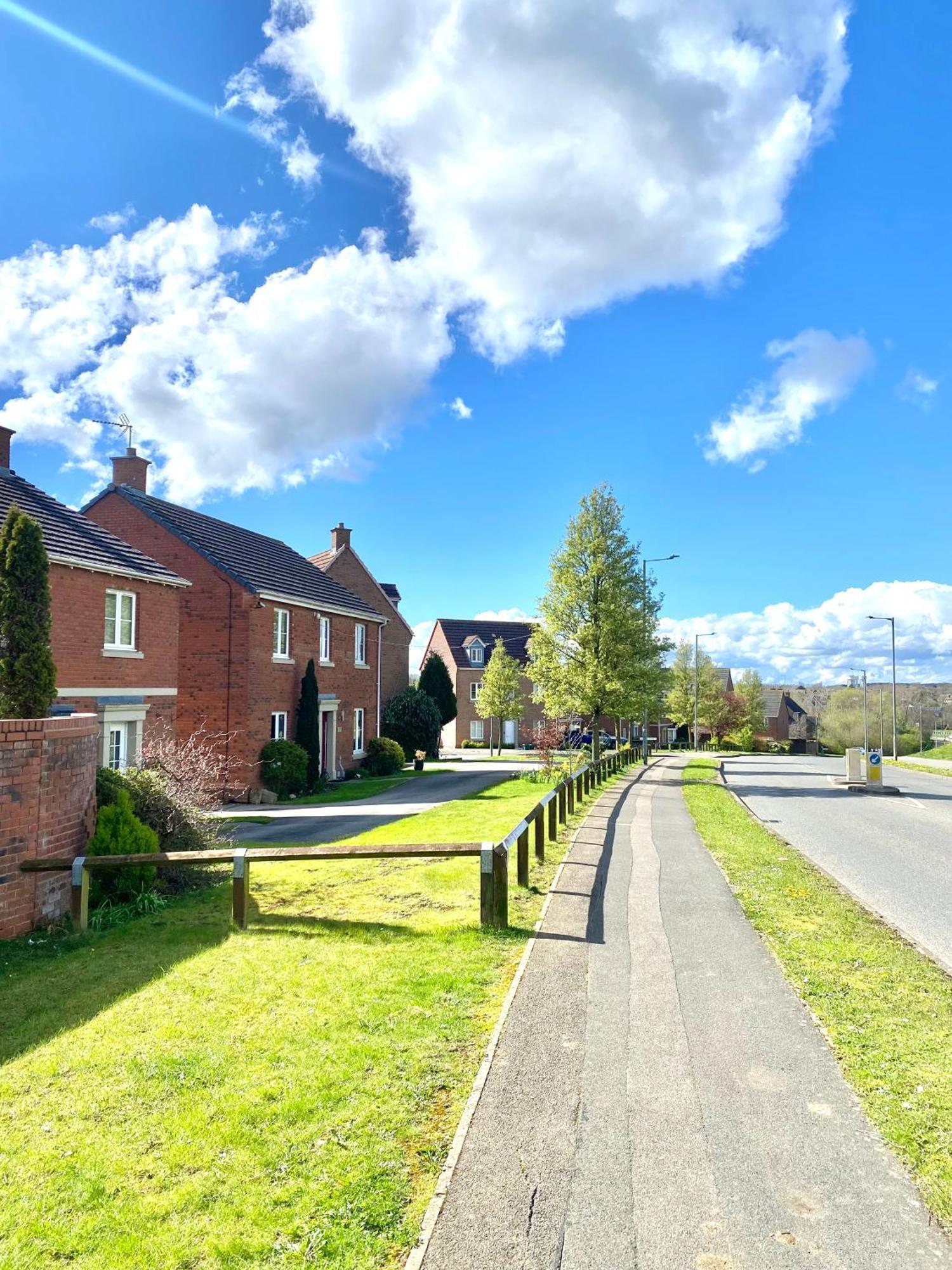 Free Private Parking! Oakley House And Garden! Fully Equipped 4 Comfy Beds Holiday home *